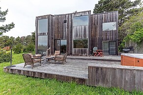 Seaclusion Close to Trails Hot Tub