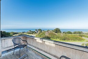 Viglione Fireplace, Hot Tub, & Ocean Views