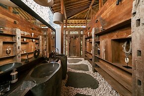 Palatial Wooden Villa, 4br, Lovina