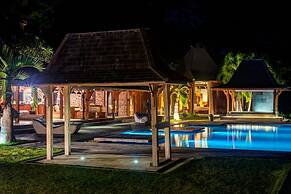 Palatial Wooden Villa, 4br, Lovina