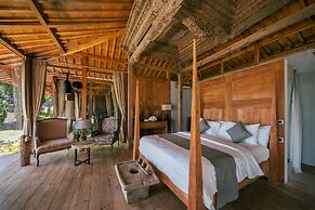 Palatial Wooden Villa, 4br, Lovina