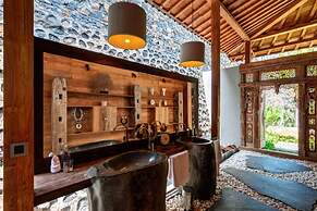 Palatial Wooden Villa, 4br, Lovina