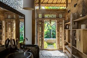 Palatial Wooden Villa, 4br, Lovina