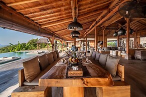 Palatial Wooden Villa, 4br, Lovina