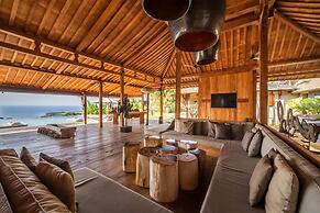 Palatial Wooden Villa, 4br, Lovina