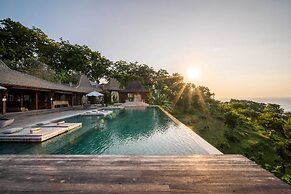 Palatial Wooden Villa, 4br, Lovina