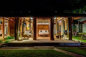 Palatial Wooden Villa, 4br, Lovina