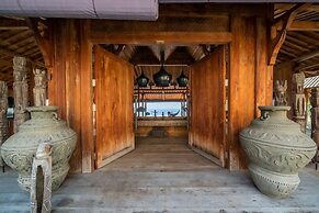 Palatial Wooden Villa, 4br, Lovina