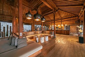 Palatial Wooden Villa, 4br, Lovina