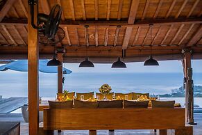 Palatial Wooden Villa, 4br, Lovina