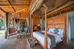 Palatial Wooden Villa, 4br, Lovina