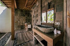 Palatial Wooden Villa, 4br, Lovina