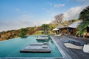 Palatial Wooden Villa, 4br, Lovina