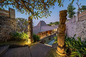 Palatial Wooden Villa, 4br, Lovina