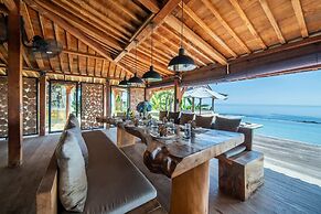 Palatial Wooden Villa, 4br, Lovina