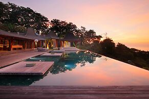 Palatial Wooden Villa, 4br, Lovina