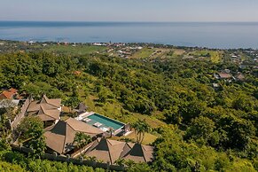 Palatial Wooden Villa, 4br, Lovina