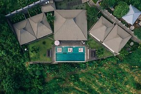 Palatial Wooden Villa, 4br, Lovina