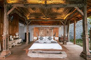 Palatial Wooden Villa, 4br, Lovina