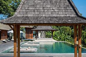 Palatial Wooden Villa, 4br, Lovina