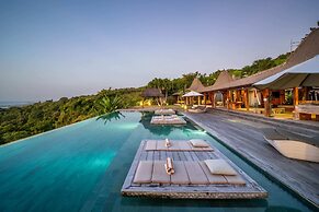 Palatial Wooden Villa, 4br, Lovina