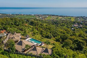 Palatial Wooden Villa, 4br, Lovina