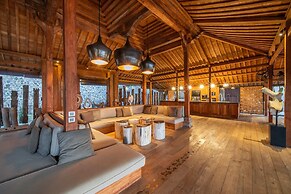 Palatial Wooden Villa, 4br, Lovina