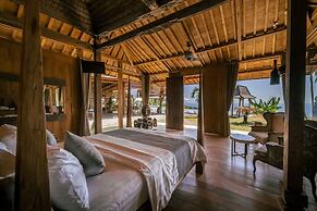 Palatial Wooden Villa, 4br, Lovina