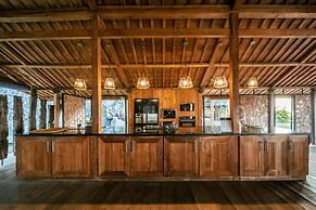 Palatial Wooden Villa, 4br, Lovina