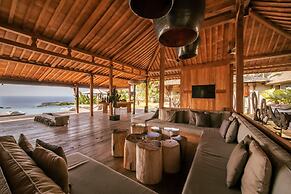 Palatial Wooden Villa, 4br, Lovina