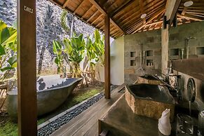 Palatial Wooden Villa, 4br, Lovina