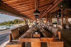 Palatial Wooden Villa, 4br, Lovina