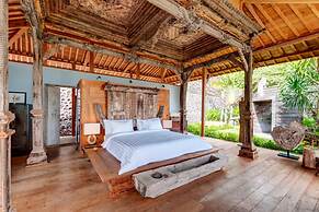 Palatial Wooden Villa, 4br, Lovina