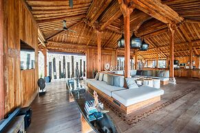 Palatial Wooden Villa, 4br, Lovina