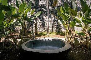 Palatial Wooden Villa, 4br, Lovina