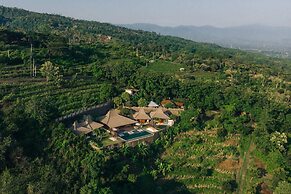 Palatial Wooden Villa, 4br, Lovina