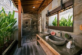 Palatial Wooden Villa, 4br, Lovina