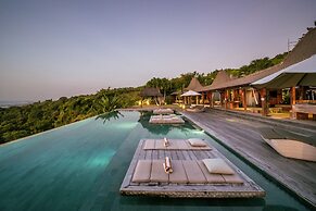 Palatial Wooden Villa, 4br, Lovina