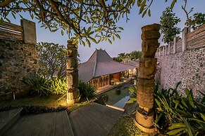 Palatial Wooden Villa, 4br, Lovina