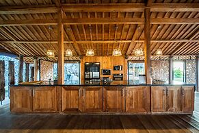 Palatial Wooden Villa, 4br, Lovina