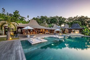 Palatial Wooden Villa, 4br, Lovina