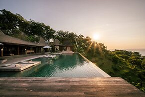 Palatial Wooden Villa, 4br, Lovina