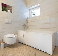 Deluxe City Center Blue Apartment