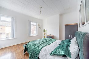 Charming 5-bed House in Birmingham