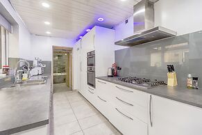 Charming 5-bed House in Birmingham