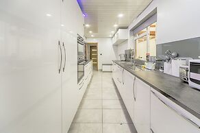 Charming 5-bed House in Birmingham