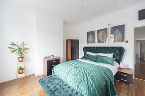 Charming 5-bed House in Birmingham