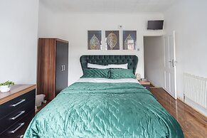 Charming 5-bed House in Birmingham