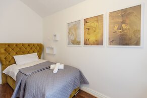 Charming 5-bed House in Birmingham