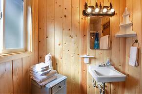 7 Minute Walk to Beach Chambers Landing Chalet